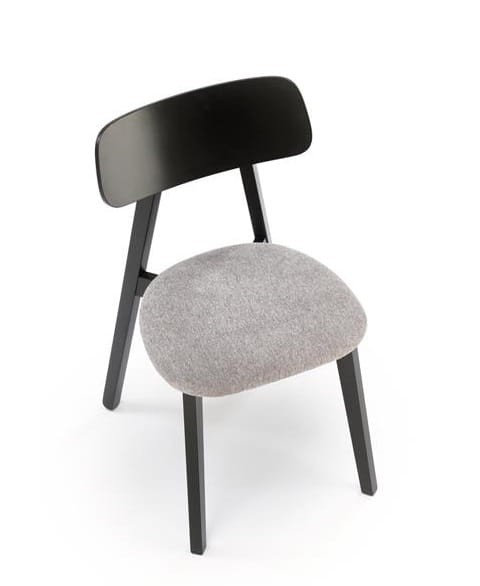 szare-ssiedzisko-w-drewnianym-krześle