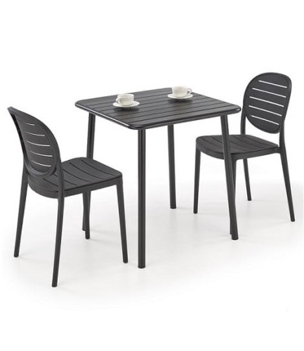 stolik-kawowy-w-aranżacji-z-krzesłami