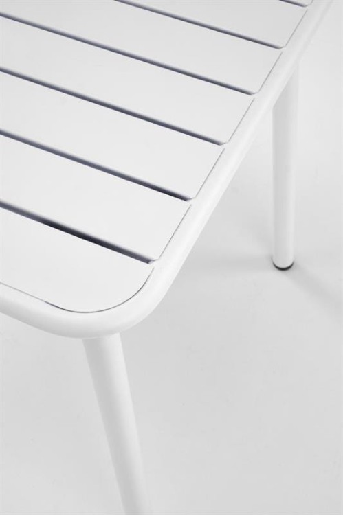 designerski-blat-małego-stolika-ogrodowego