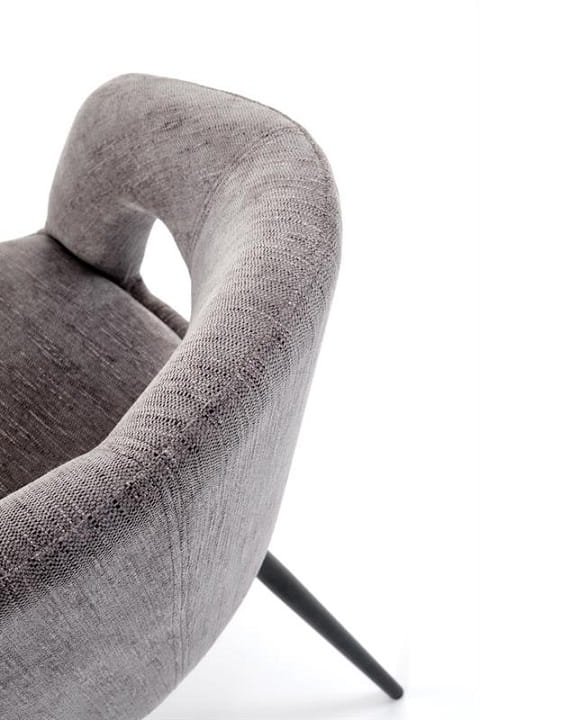 szara-tkanina-odin-w-krześle