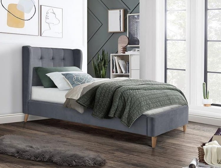 szare-łóżko-z-zagłówkiem