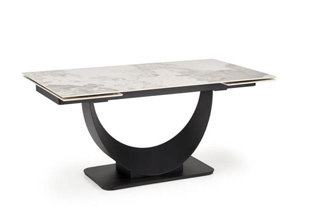 designerska-noga-w-stole