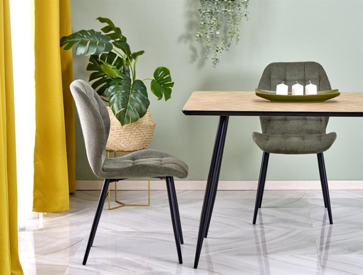 stół-w-aranżacji-z-krzesłami