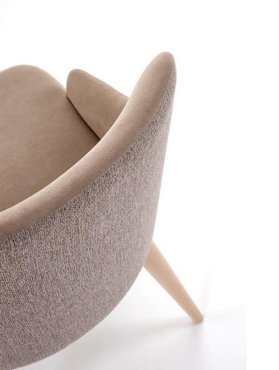 beżowa-tapicerka-w-krześle