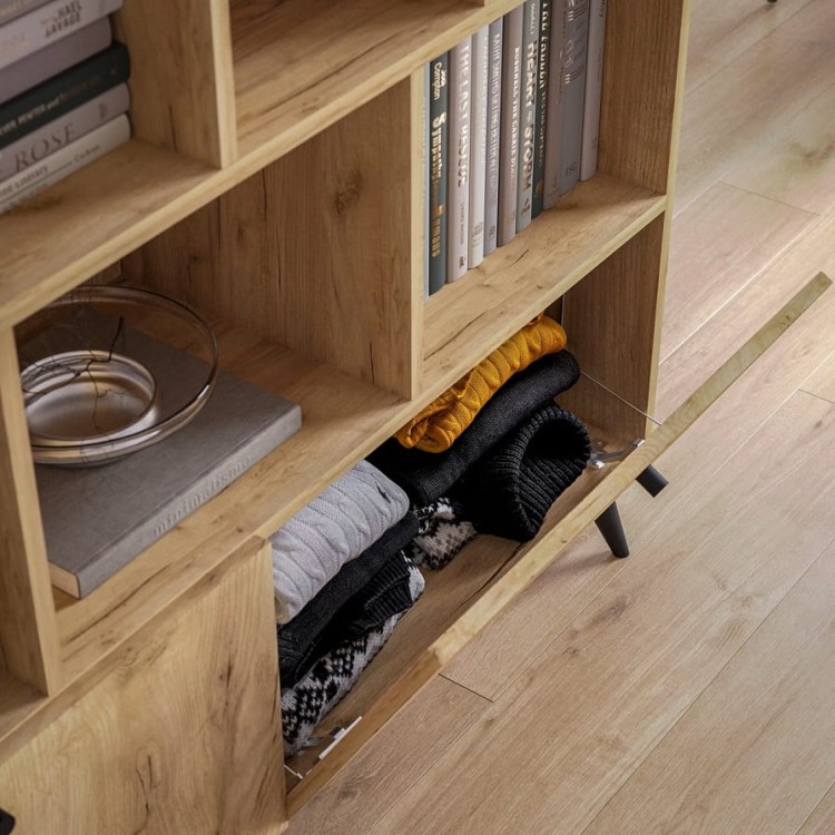 pojemny-schowek-za-drzwiczkami-regału