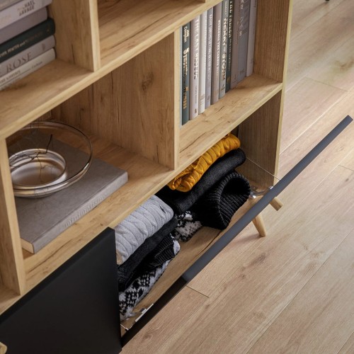 pojemny-schowek-za-drzwiczkami-regału