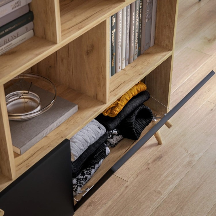 pojemny-schowek-za-drzwiczkami-regału