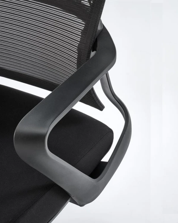 designerskie-podłokietniki-w-fotelu