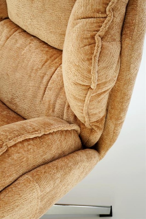 grube-poduszki-w-fotelu