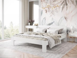 Białe drewniane łóżko dwuosobowe