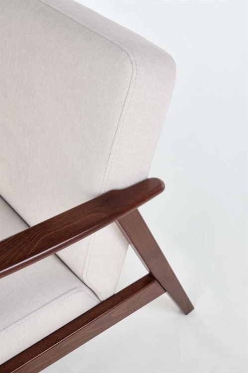 grube-poduszki-w-beżowej-sofie