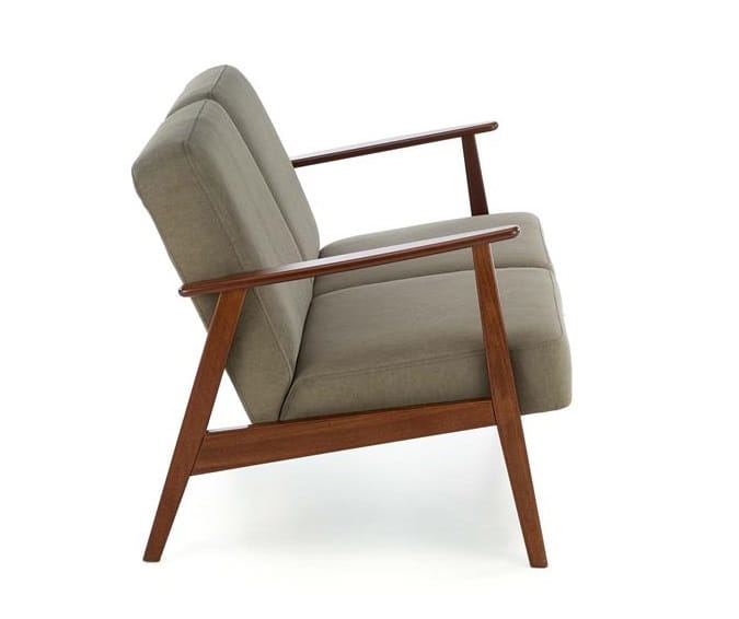 widok-z-boku-na-oliwkową-sofę