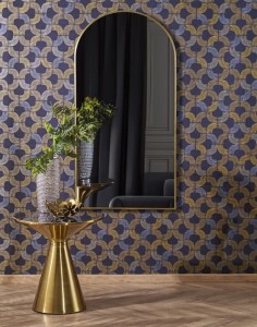 Zaokrąglone lustro ścienne w złotej ramie