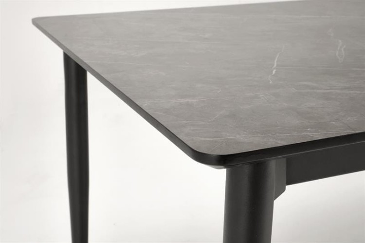 zaokrąglony-blat-w-stole