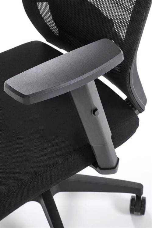 wygodne-podłokietnika-w-fotelu-biurowym