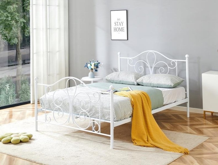 białe-metalowe-łóżko