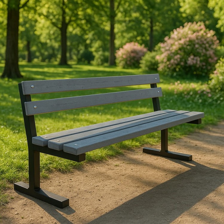 ławka-osiedlowa-z-szarymi-deskami