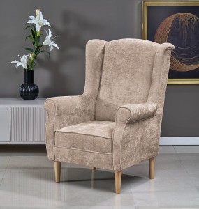 Beżowy fotel uszak na drewnianych nóżkach