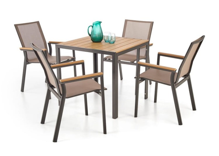 kwadratowy-stół-w-arażacji-z-krzesłami