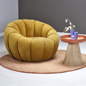 Musztardowy fotel do salonu okrągły