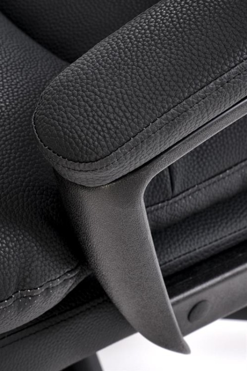 miękkie-podłokietniki-w-fotelu