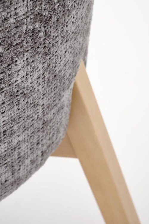 drewniane-nogi-w-krześle