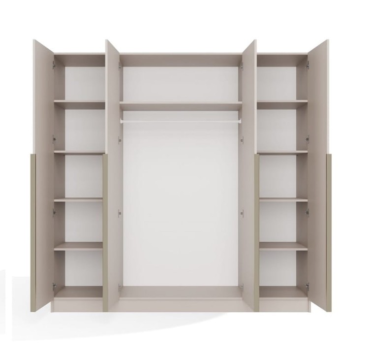 wnętrze-szafy-z-półkami-i-drążkiem