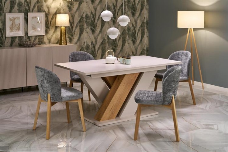 stół-kaszmir-w-aranżacji-z-beżowymi-krzesłami