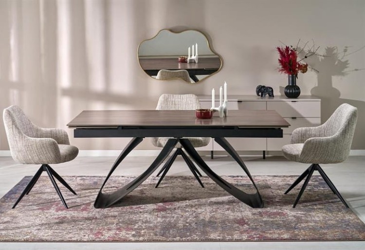 krzesła-w-aranżacji-ze-stołem-w-jadalni