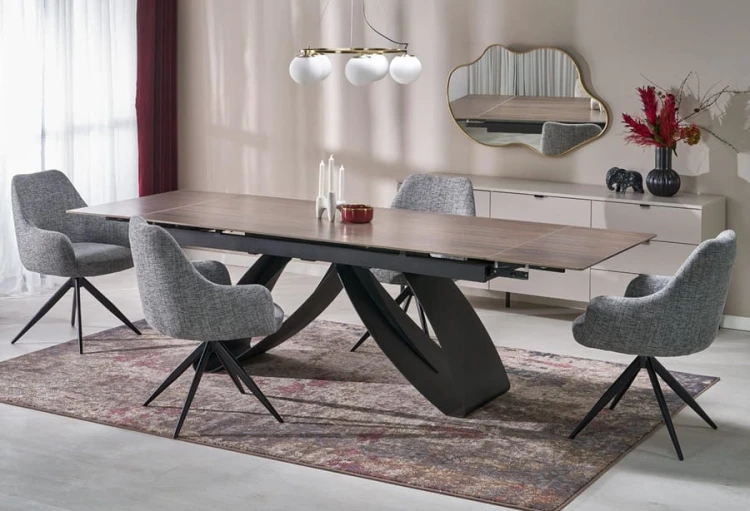 szare-krzesła-w-aranżacji-ze-stołem