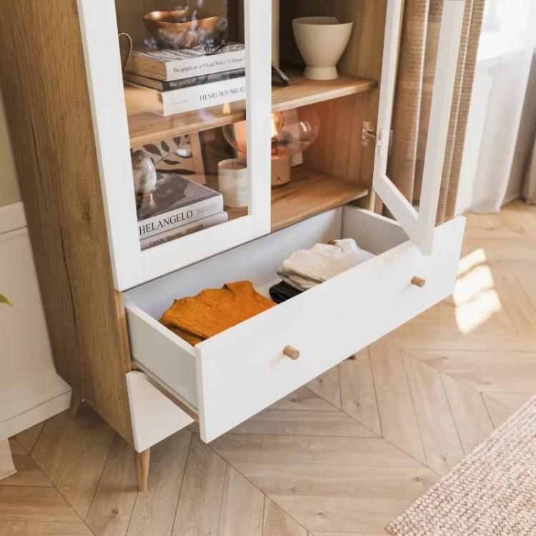 pojemne-szuflady-w-witrynie