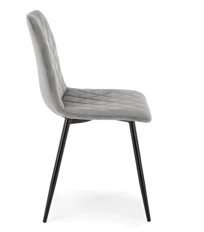 widok-z-boku-na-proste-krzesło-kuchenne