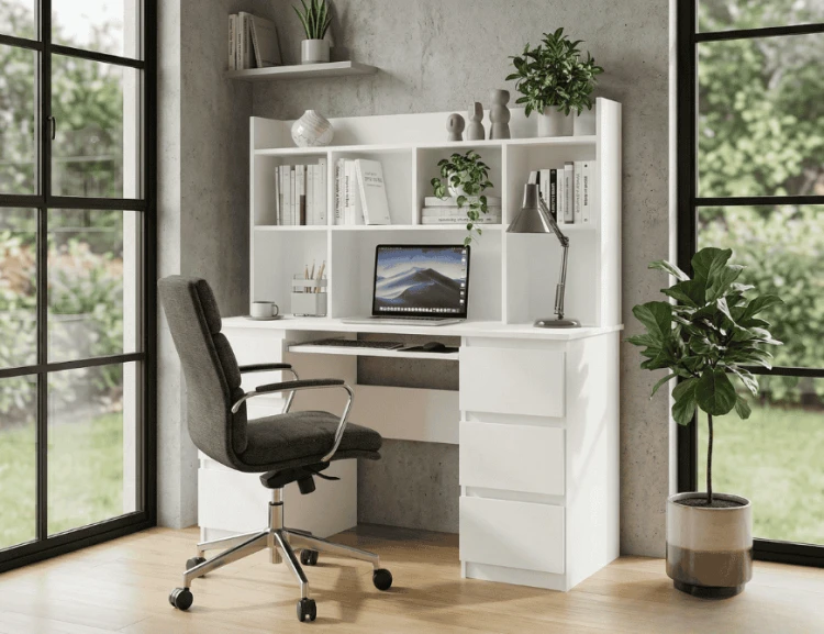 białe-biurko-z-nadstawką-w-aranżacji-homeoffice