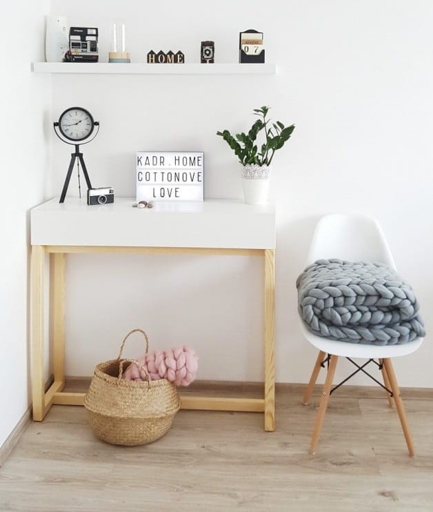 Minimalistyczna-konsola-w-kolorze-białym