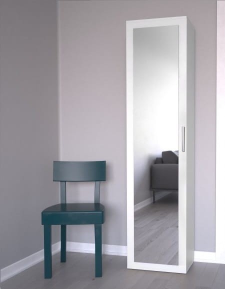 Biała-wąska-szafa-słupek-na-ubrania