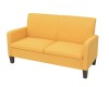 Żółta-kanapa-dwuosobowa-na-drewnianych-nóżkach
