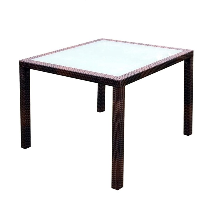 Stół-ogrodowy-z-jasnym-szklanym-blatem