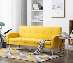 Żółta sofa trzyosobowa drewniane nóżki scandi