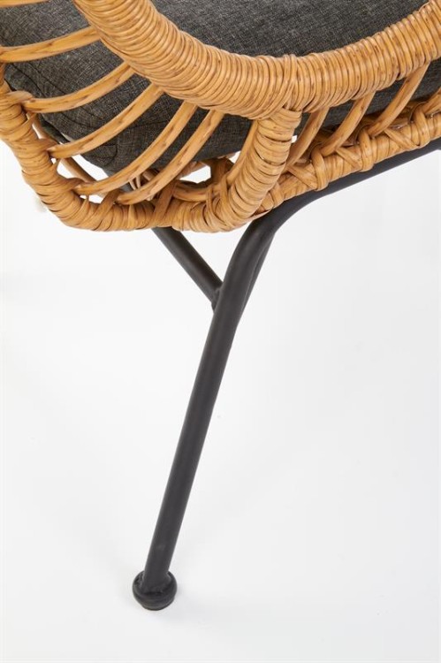 Metalowy-stelaż-nowoczesnego-fotela-z-rattanu