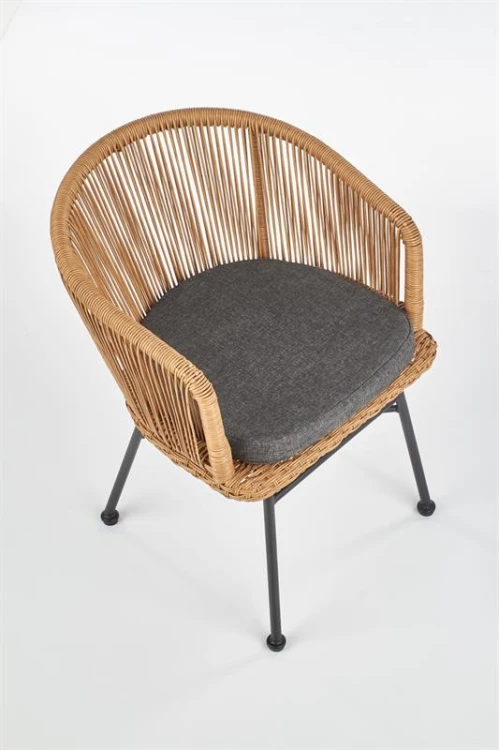 Miękka-poduszka-na-rattanowym-krześle