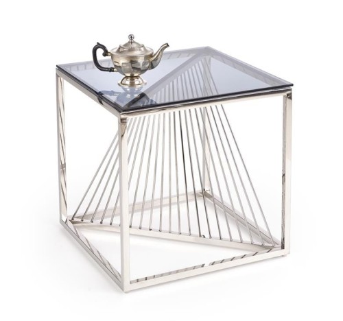 Kwadratowy-stolik-ze-srebrnym-stelażem