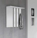 Biały wieszak z półką i lustrem do przedpokoju