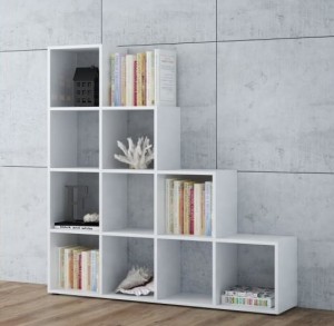 Biały regał schodkowy na książki działowy