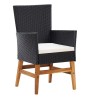 Czarny-rattanowy-fotel-na-drewnianych-nóżkach