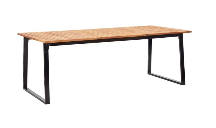 Drewniany-stół-ogrodowy-z-metalowymi-nogami