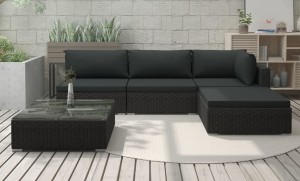 Narożnik ogrodowy z poduszkami i stolik kawowy czarny