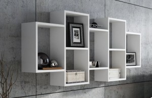 Biały regał wiszący na książki