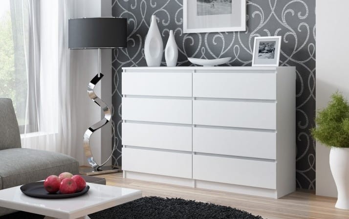 Biała-szeroka-komoda-na-ubrania