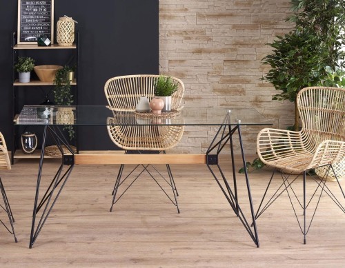 Transparentny-szklany-blat-w-stole