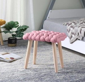 Różowy tapiecerowany stołek, drewniany taboret